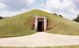 The low doorway into the Ocmulgee earth lodge, a “mound with a central chamber.” (Photo © 2004, Gary C. Daniels)