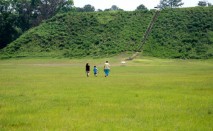 kolomoki-mound-w-people