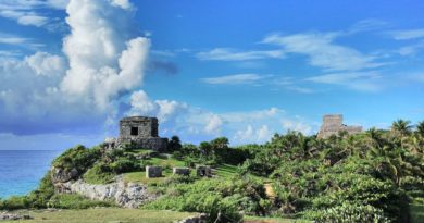 Temple of Wind God, (left) and Lighthouse, (right) at Mayan site of Tulum in Mexico (Copyright Popo le Chien)